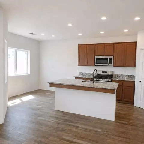 933 E Seeger Ave, Visalia, CA 93292 photo 3