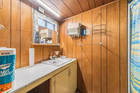 Bath - 46583 Dunlap Rd, Miramonte, CA 93641 photo 1 of 1