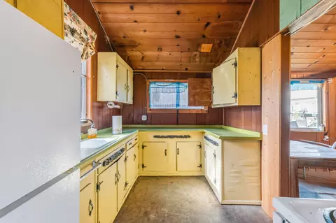 Kitchen - 46583 Dunlap Rd, Miramonte, CA 93641 photo 2 of 2