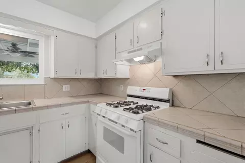 Kitchen - 351 S Cornucopia Rd, Exeter, CA 93221 photo 3 of 4