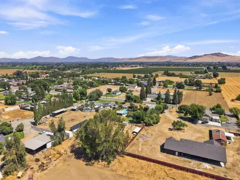 View/Area - 351 S Cornucopia Rd, Exeter, CA 93221 photo 2 of 9