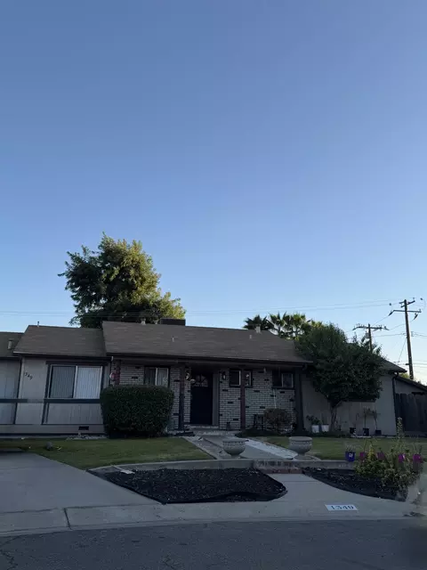 1349 W Wren Dr, Visalia, CA 93291