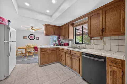 Kitchen - 42092 S Fork Dr, Three Rivers, CA 93271 photo 3 of 4