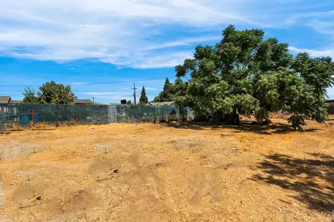 Exterior - 424 Morton Ave, Sanger, CA 93657 photo 5 of 6