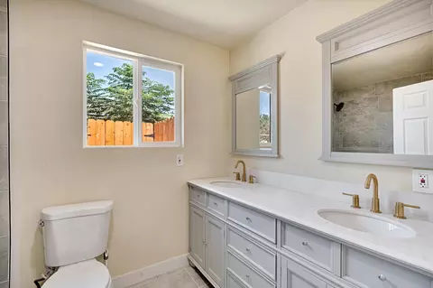 Bath - 424 Morton Ave, Sanger, CA 93657 photo 1 of 3