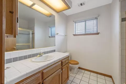 Bath - 1900 Evergreen Ct, Visalia, CA 93292 photo 1 of 4