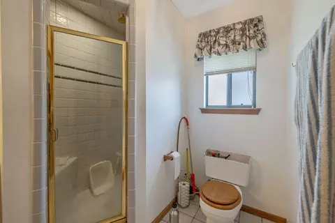 Bath - 1900 Evergreen Ct, Visalia, CA 93292 photo 3 of 4