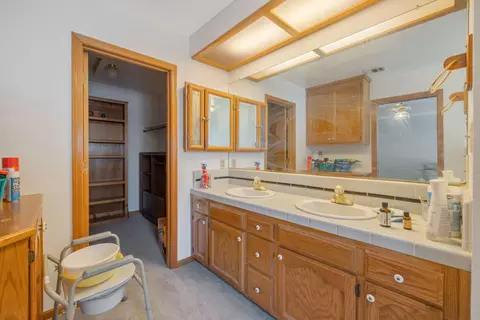 Bath - 1900 Evergreen Ct, Visalia, CA 93292 photo 4 of 4