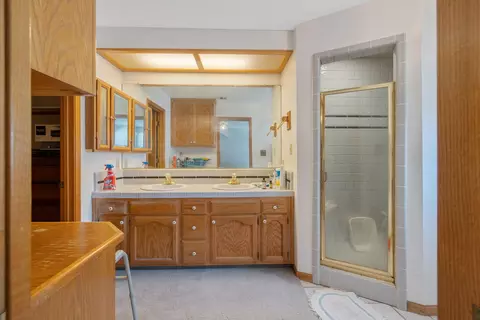 Bath - 1900 Evergreen Ct, Visalia, CA 93292 photo 2 of 4