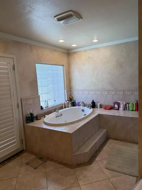 Bath - 1602 E Avila Dr, Tulare, CA 93274 photo 5 of 11