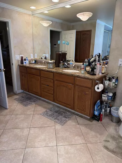 Bath - 1602 E Avila Dr, Tulare, CA 93274 photo 8 of 11