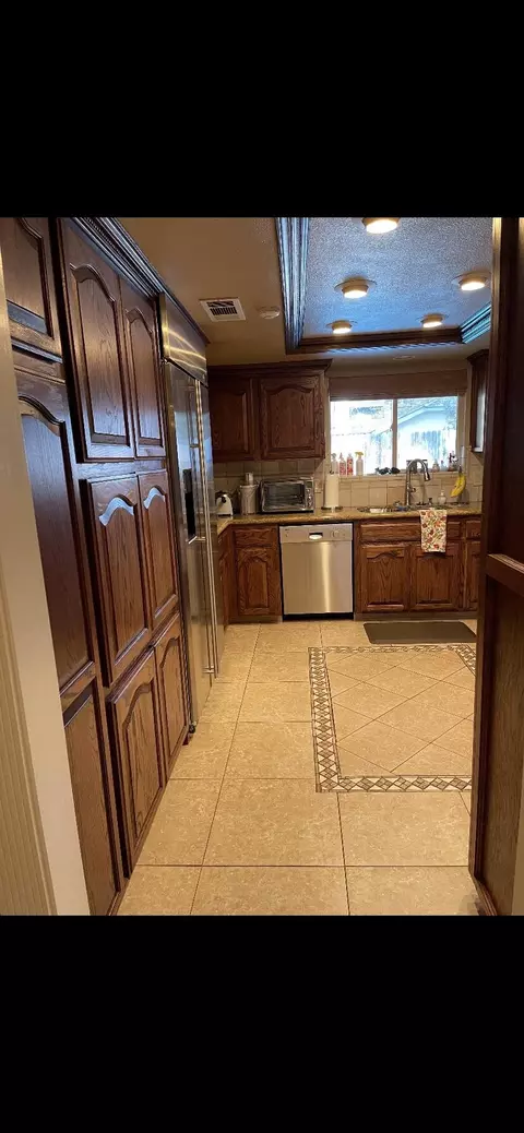 Kitchen - 1602 E Avila Dr, Tulare, CA 93274 photo 8 of 19