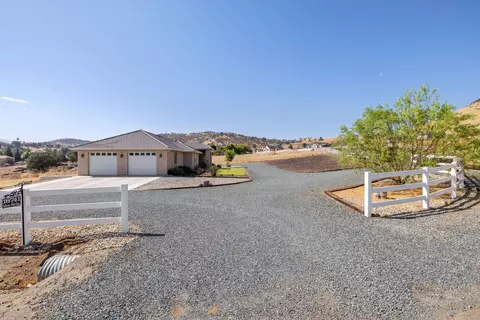 Exterior - 16741 Silver Fox Ln, Springville, CA 93265 photo 5 of 6
