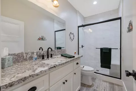 Bath - 16741 Silver Fox Ln, Springville, CA 93265 photo 1 of 4