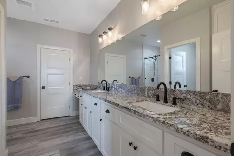Bath - 16741 Silver Fox Ln, Springville, CA 93265 photo 3 of 4