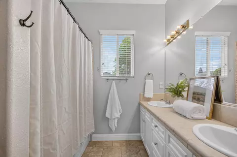 Bath - 1945 N Greenfield Ave, Clovis, CA 93619 photo 2 of 4