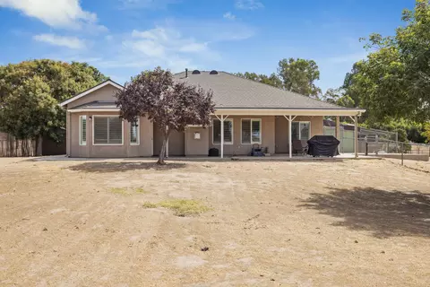 Exterior - 16322 La Canada Rd, Madera, CA 93636 photo 8 of 15