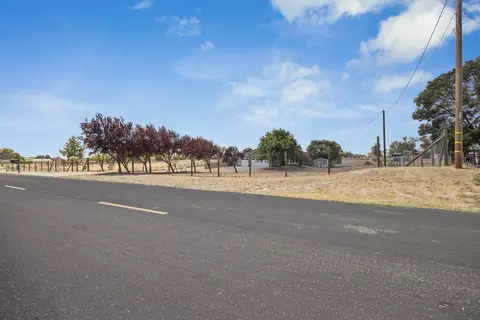 Exterior - 16322 La Canada Rd, Madera, CA 93636 photo 12 of 15