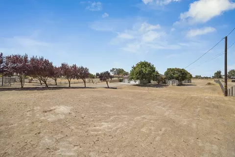 Exterior - 16322 La Canada Rd, Madera, CA 93636 photo 13 of 15