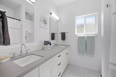 Bath - 16322 La Canada Rd, Madera, CA 93636 photo 5 of 6