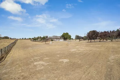 Exterior - 16322 La Canada Rd, Madera, CA 93636 photo 14 of 15