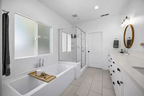 Bath - 16322 La Canada Rd, Madera, CA 93636 photo 2 of 6
