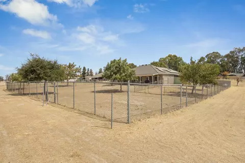 Exterior - 16322 La Canada Rd, Madera, CA 93636 photo 11 of 15