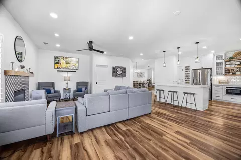 Living - 16322 La Canada Rd, Madera, CA 93636 photo 2 of 3