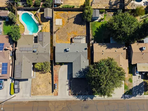 View/Area - 643 E Kaweah Ave, Visalia, CA 93292 photo 1 of 2