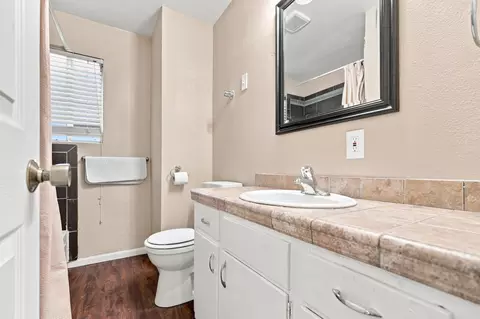 Bath - 643 E Kaweah Ave, Visalia, CA 93292 photo 1 of 2