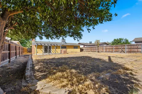 Exterior - 643 E Kaweah Ave, Visalia, CA 93292 photo 2 of 3