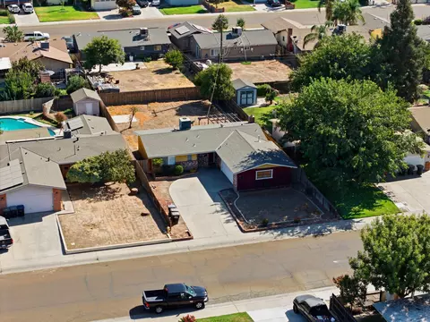 View/Area - 643 E Kaweah Ave, Visalia, CA 93292 photo 2 of 2