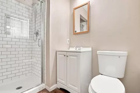 Bath - 643 E Kaweah Ave, Visalia, CA 93292 photo 2 of 2