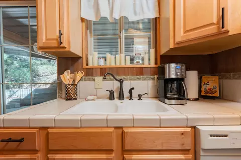Kitchen - 706 Loop Dr, Springville, CA 93265 photo 3 of 4