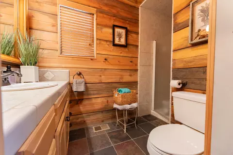 Bath - 706 Loop Dr, Springville, CA 93265 photo 3 of 10