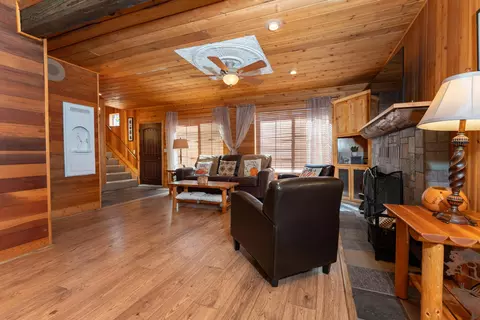 Living - 706 Loop Dr, Springville, CA 93265 photo 2 of 10