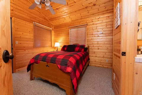 Bedroom - 706 Loop Dr, Springville, CA 93265 photo 4 of 8