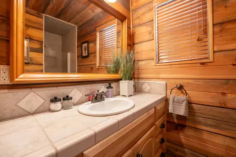 Bath - 706 Loop Dr, Springville, CA 93265 photo 4 of 10