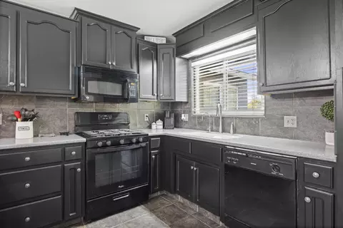 Kitchen - 1749 E Kohn Ave, Tulare, CA 93274 photo 4 of 6