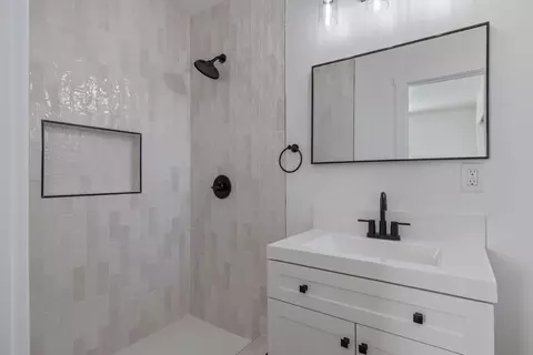 Bath - 1146 Lassen Dr, Hanford, CA 93230 photo 3 of 3