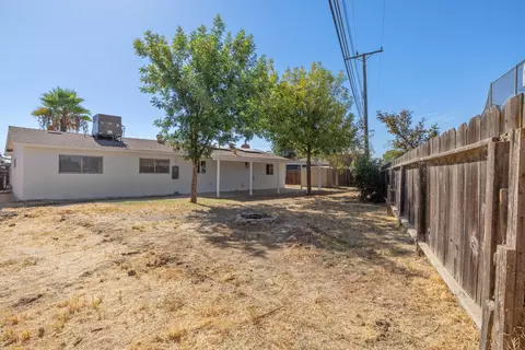 Exterior - 1146 Lassen Dr, Hanford, CA 93230 photo 9 of 12