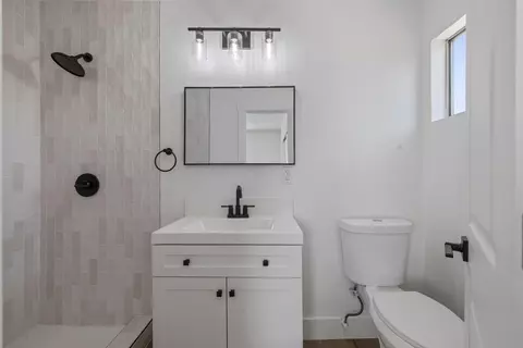 Bath - 1146 Lassen Dr, Hanford, CA 93230 photo 2 of 3