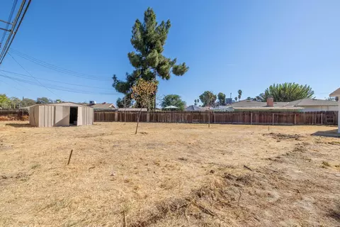 Exterior - 1146 Lassen Dr, Hanford, CA 93230 photo 10 of 12