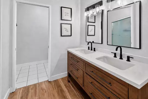 Bath - 1399 E Boyer Dr, Tulare, CA 93274 photo 2 of 2