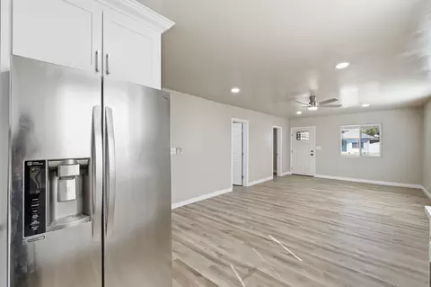 Living - 520 E Yale Ave, Dinuba, CA 93618 photo 4 of 5