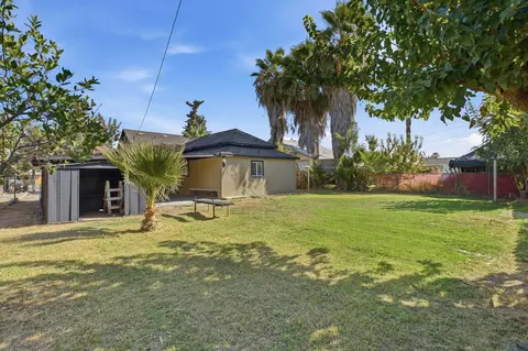 Exterior - 520 E Yale Ave, Dinuba, CA 93618 photo 7 of 9