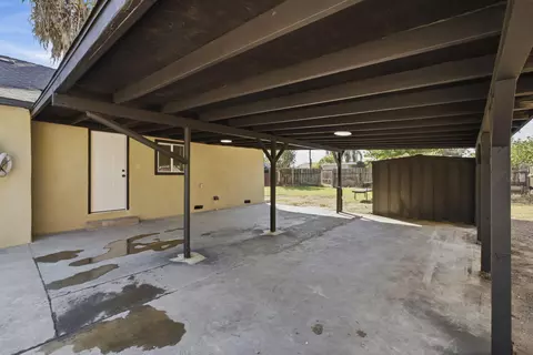 Exterior - 520 E Yale Ave, Dinuba, CA 93618 photo 4 of 9