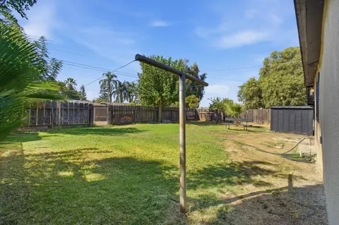 Exterior - 520 E Yale Ave, Dinuba, CA 93618 photo 6 of 9