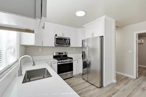 Kitchen - 520 E Yale Ave, Dinuba, CA 93618 photo 3 of 5