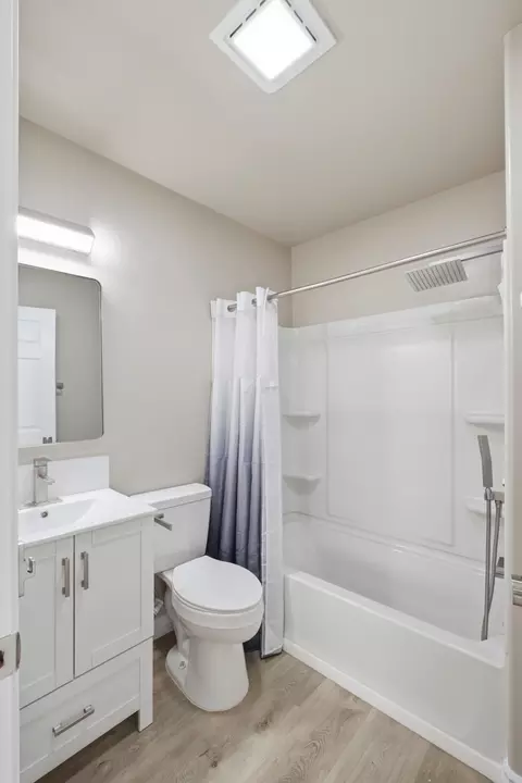 Bath - 520 E Yale Ave, Dinuba, CA 93618 photo 2 of 5